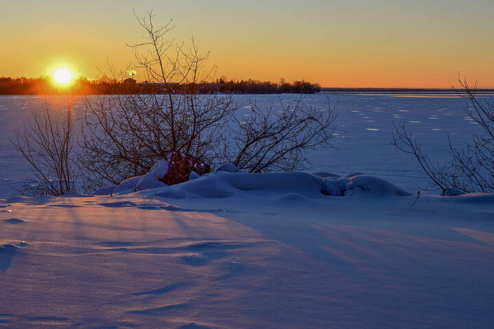 На замершей реке