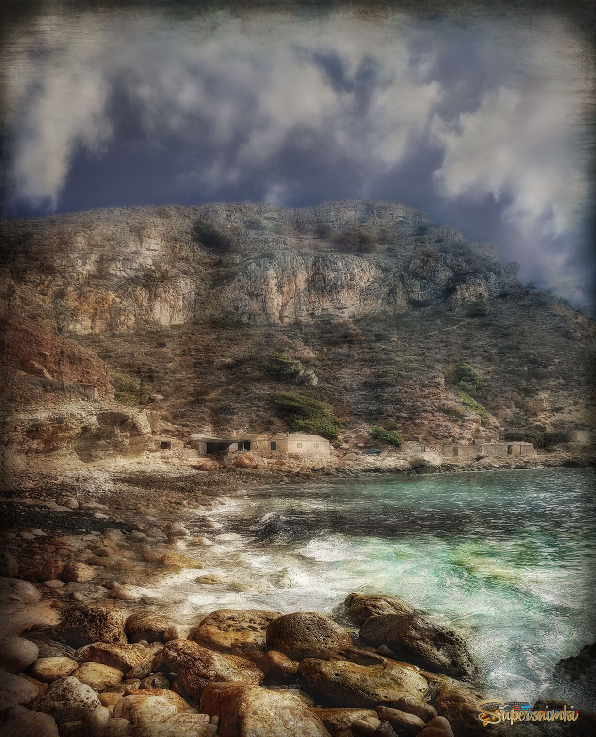 На каменистом пляже.