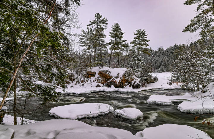 Поток неукротим морозом