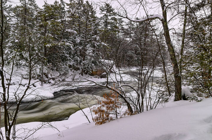 Поток неукротим морозом