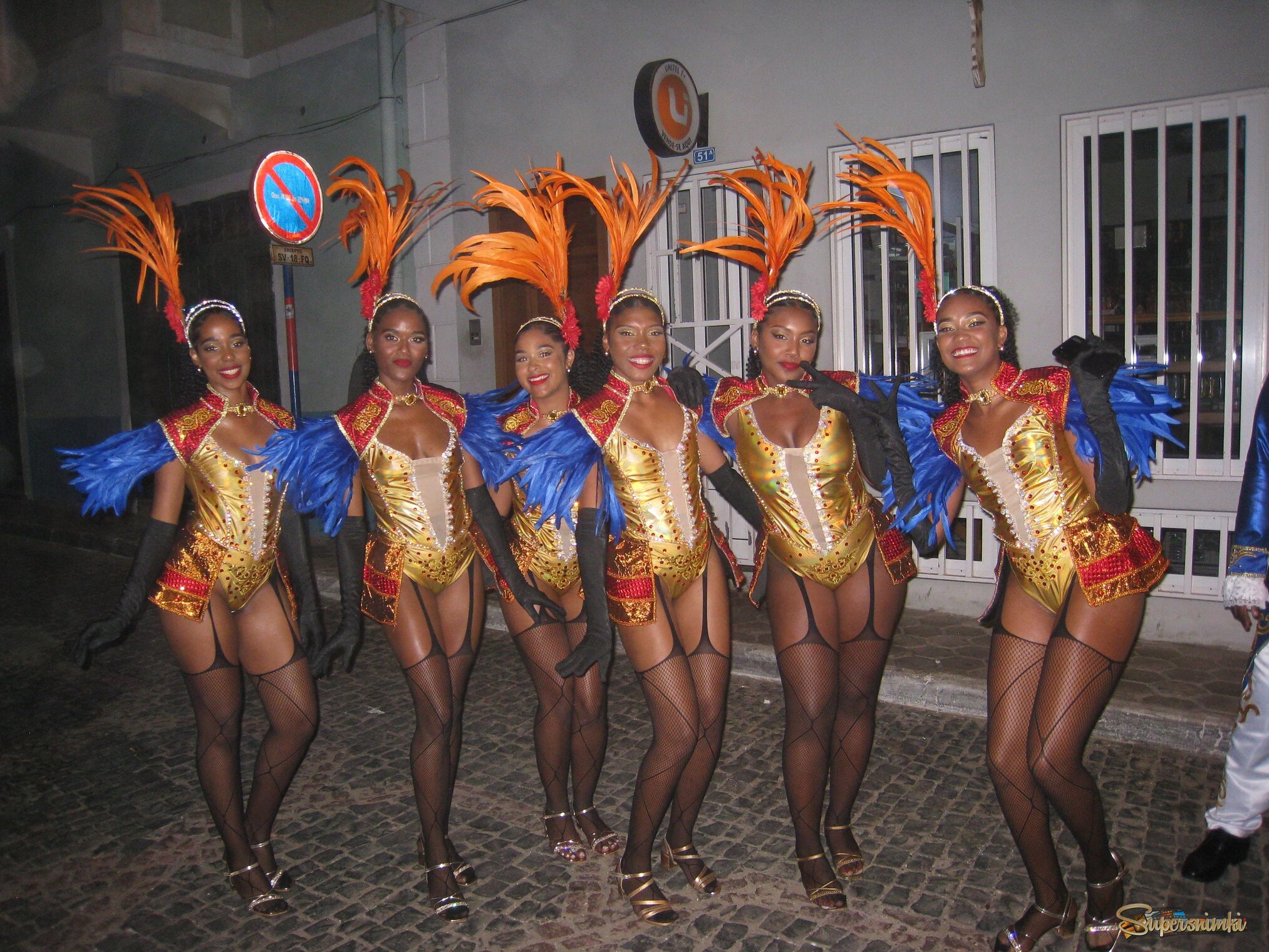 Чудесные, яркие и нарядные девушки - участницы карнавала в городе Минделу, на Кабо-Верде. 17 февраля 2026 года.