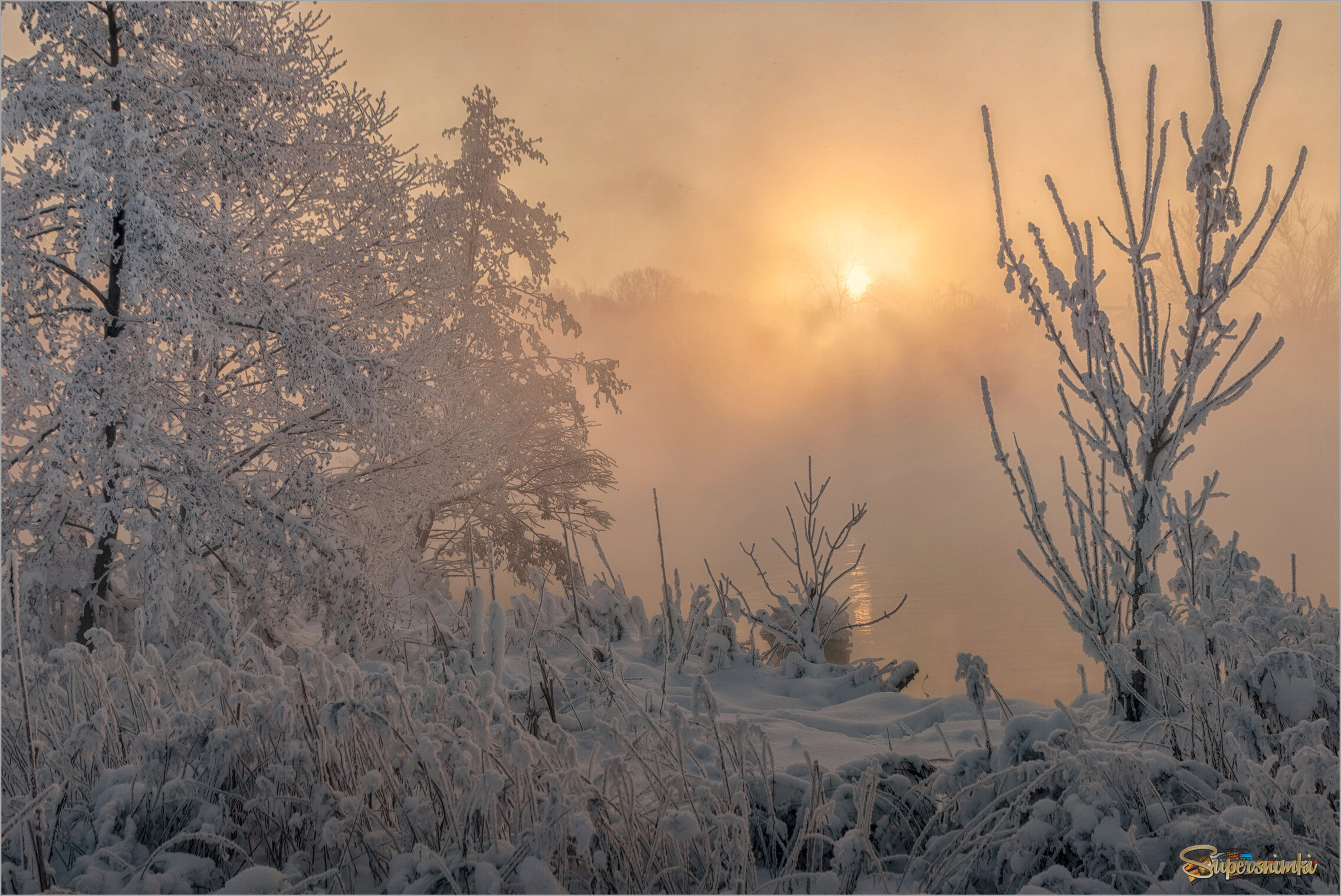 И тихо облетает иней...