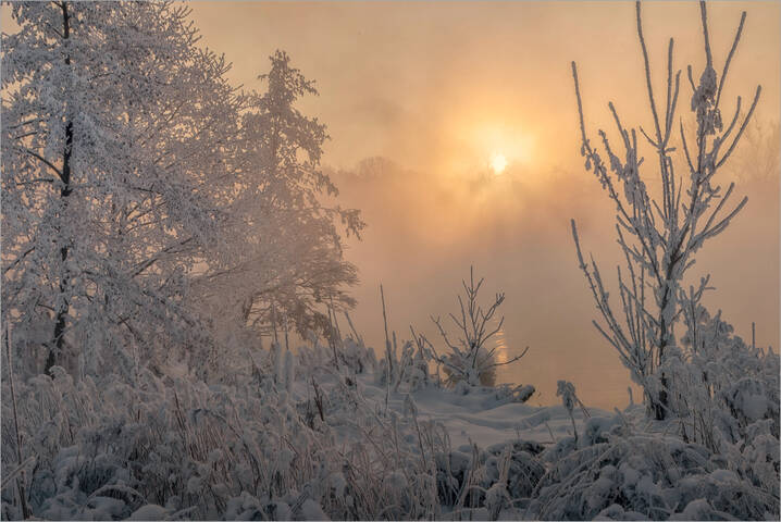 И тихо облетает иней...