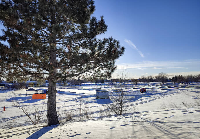 У лодочного клуба