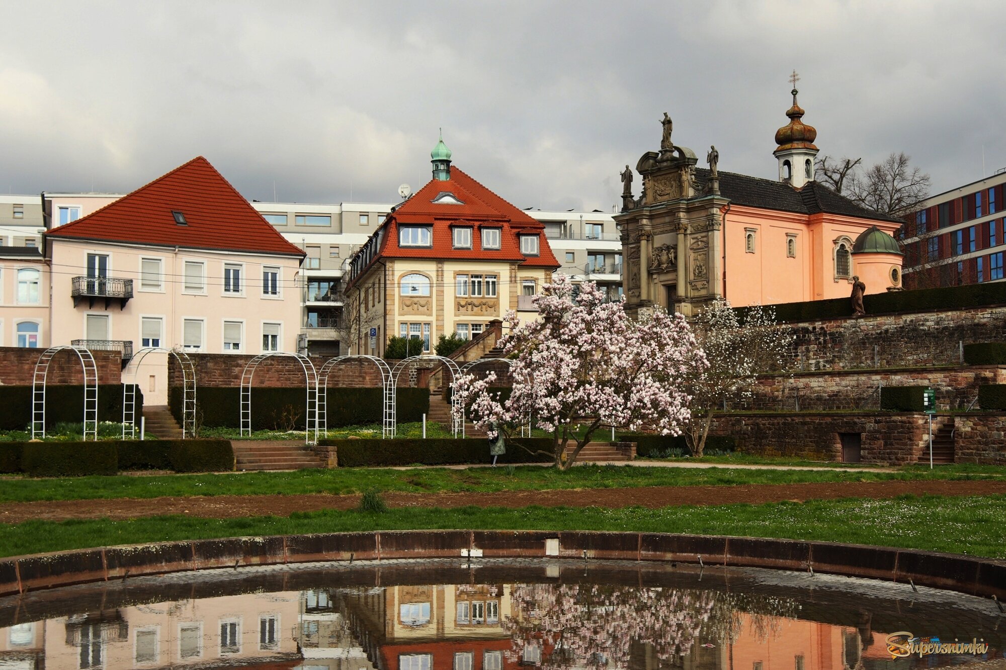 В городе март