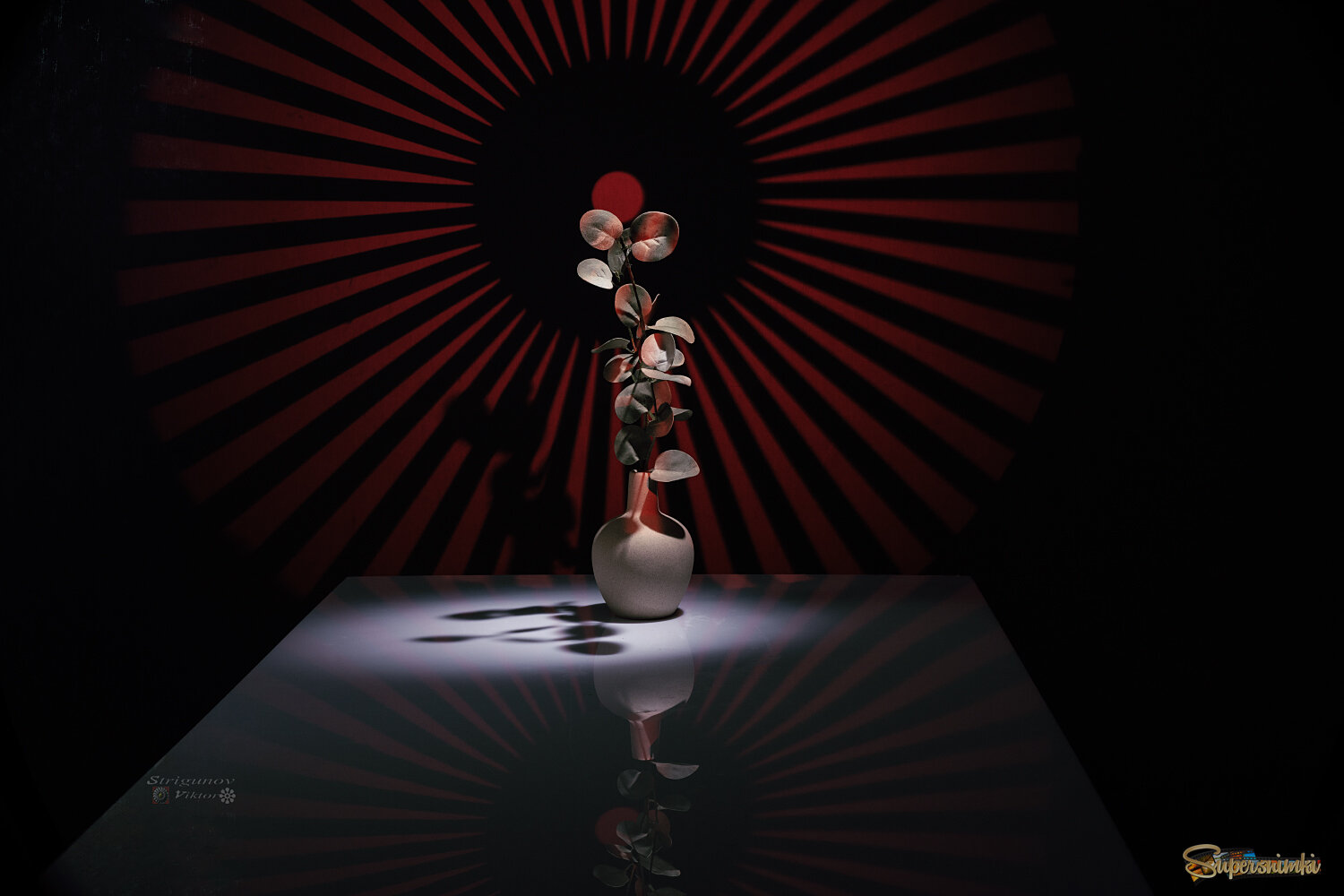 Ваза с проекцией цвета.