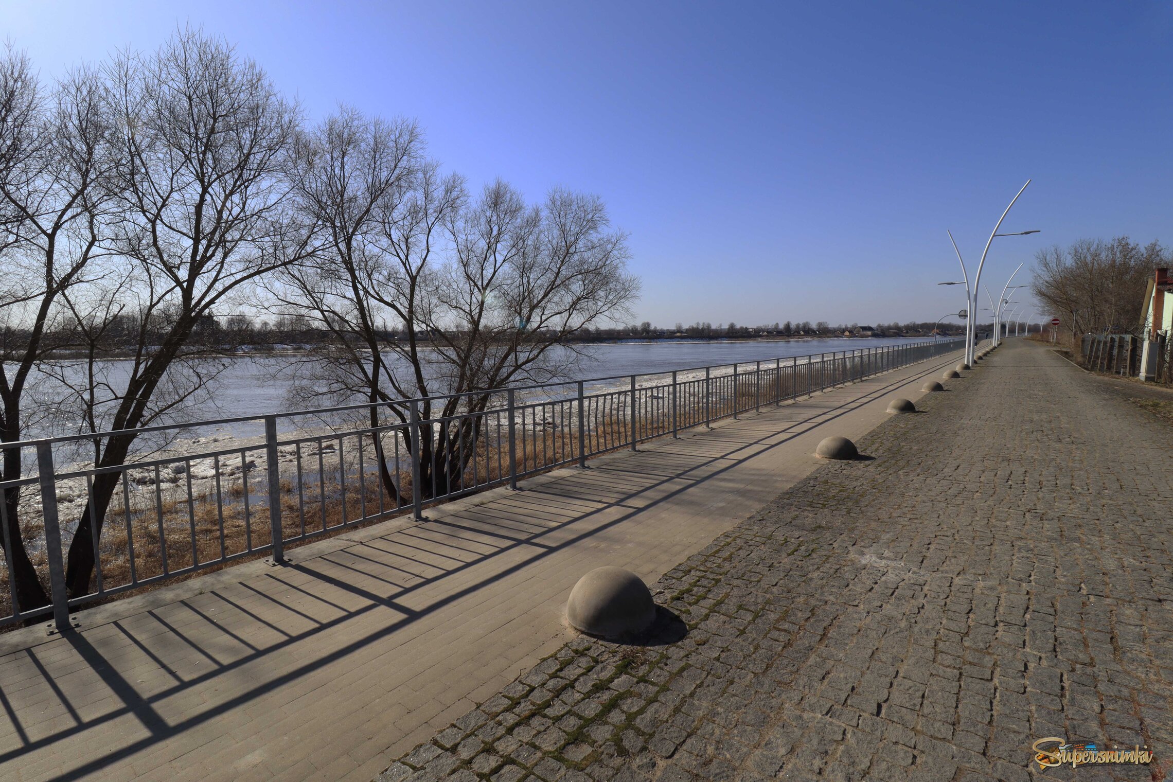 Променад у реки.