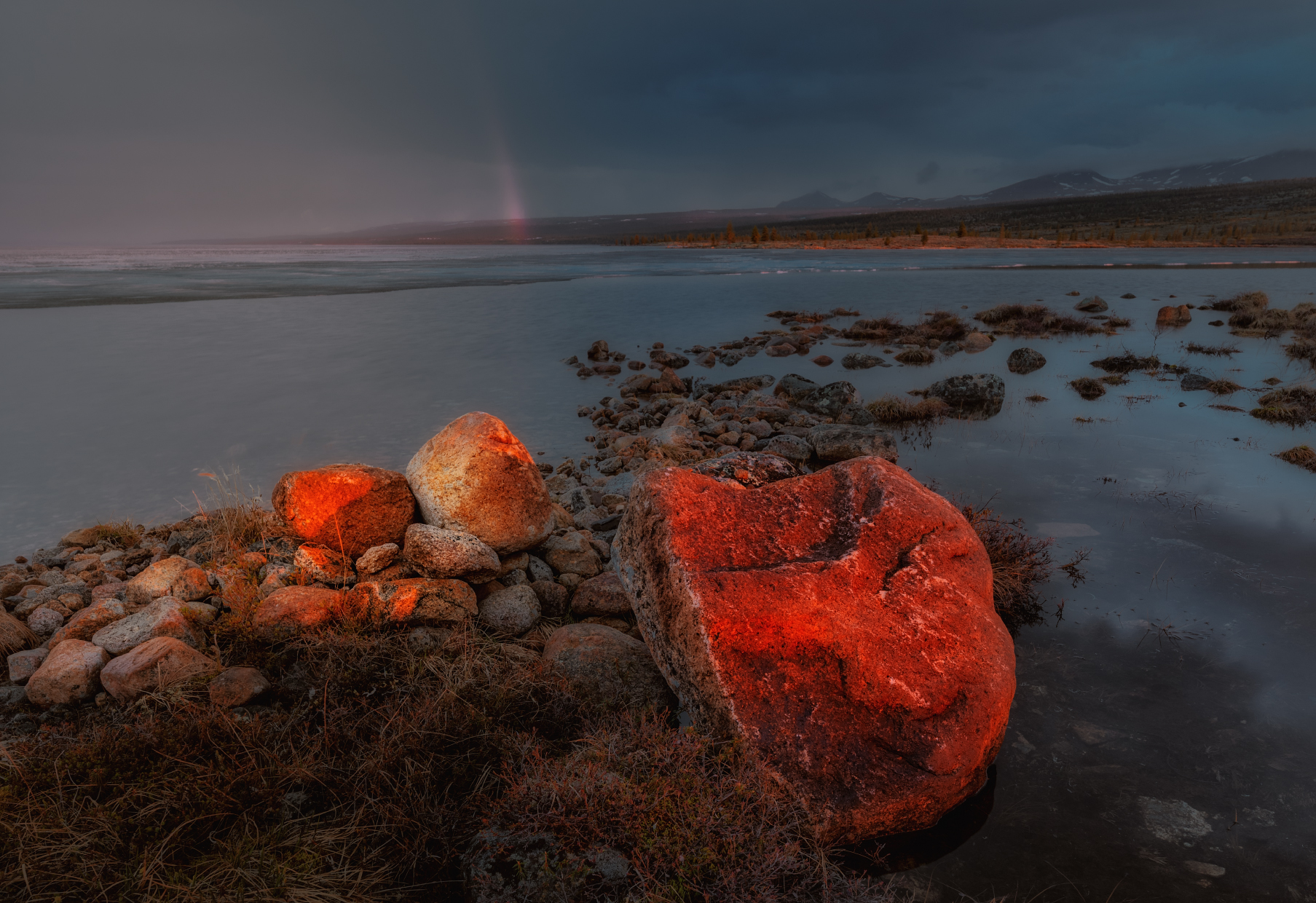 Луч вечерний красным красит