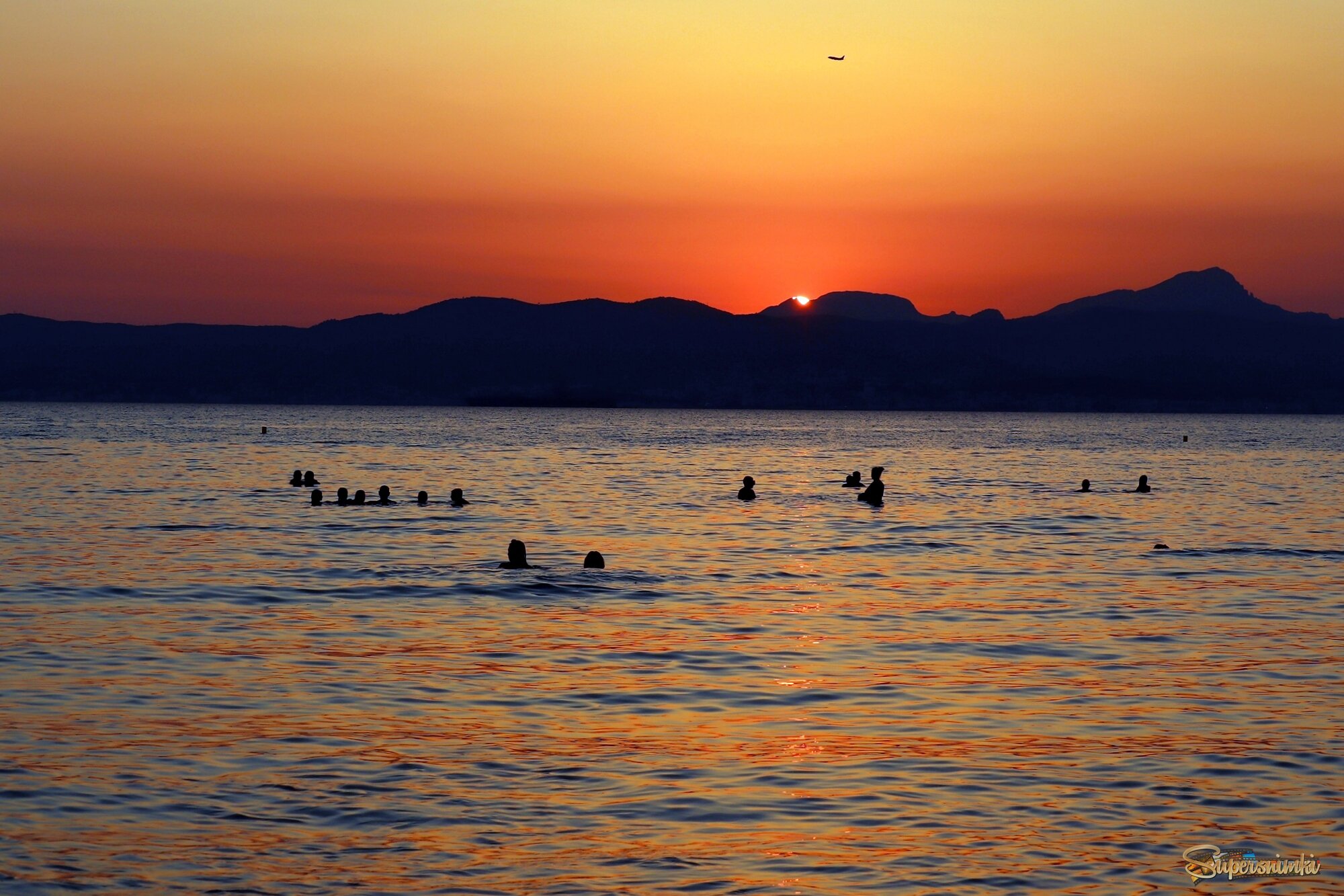 Купание при заходящем солнце