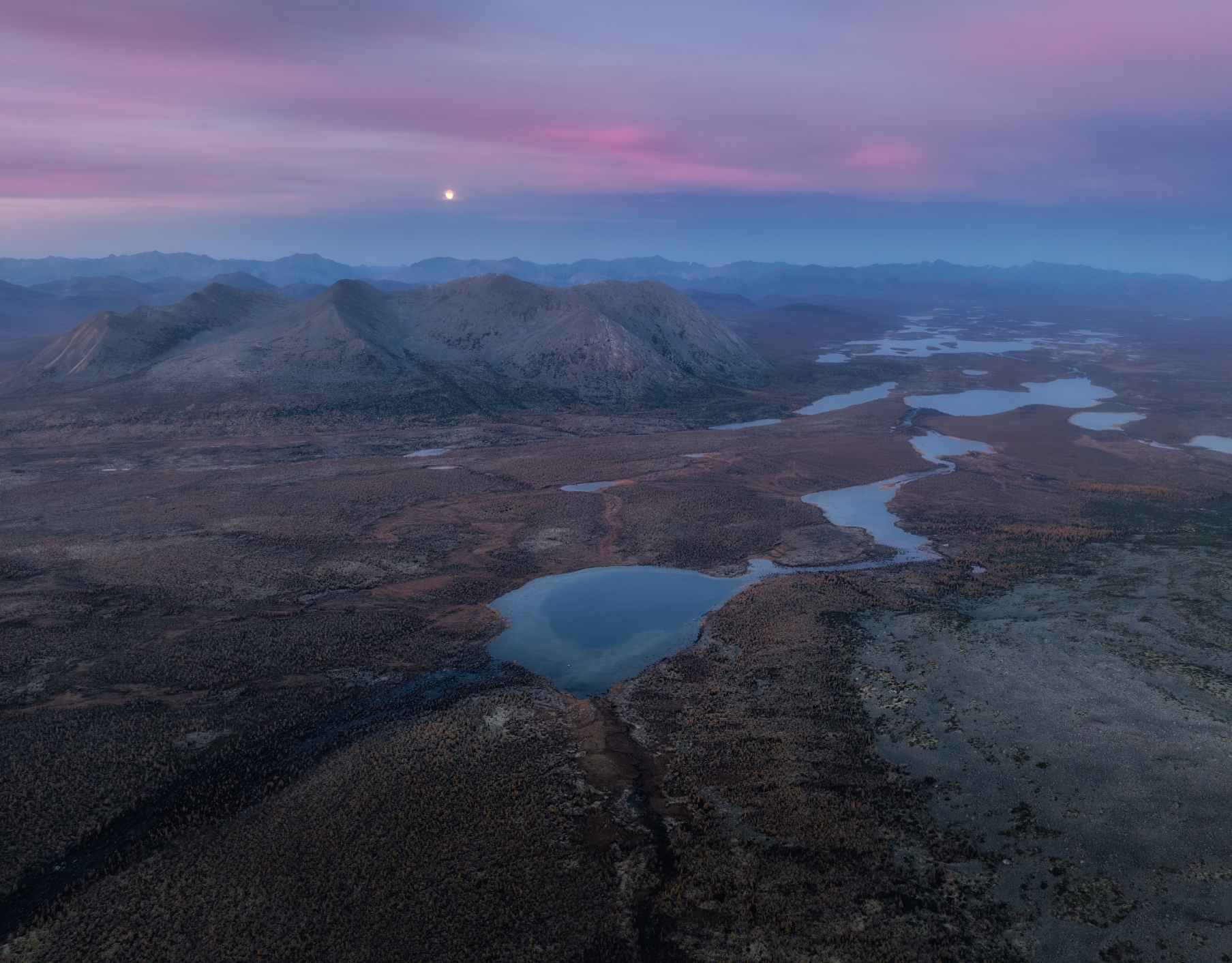 Луна взошла, от сна очнулась