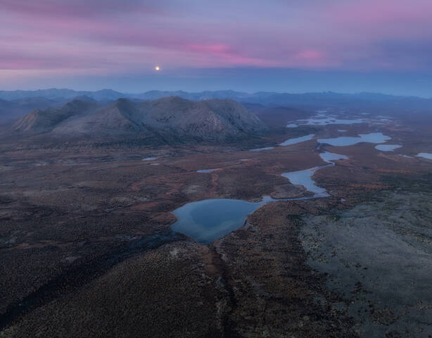 Луна взошла, от сна очнулась
