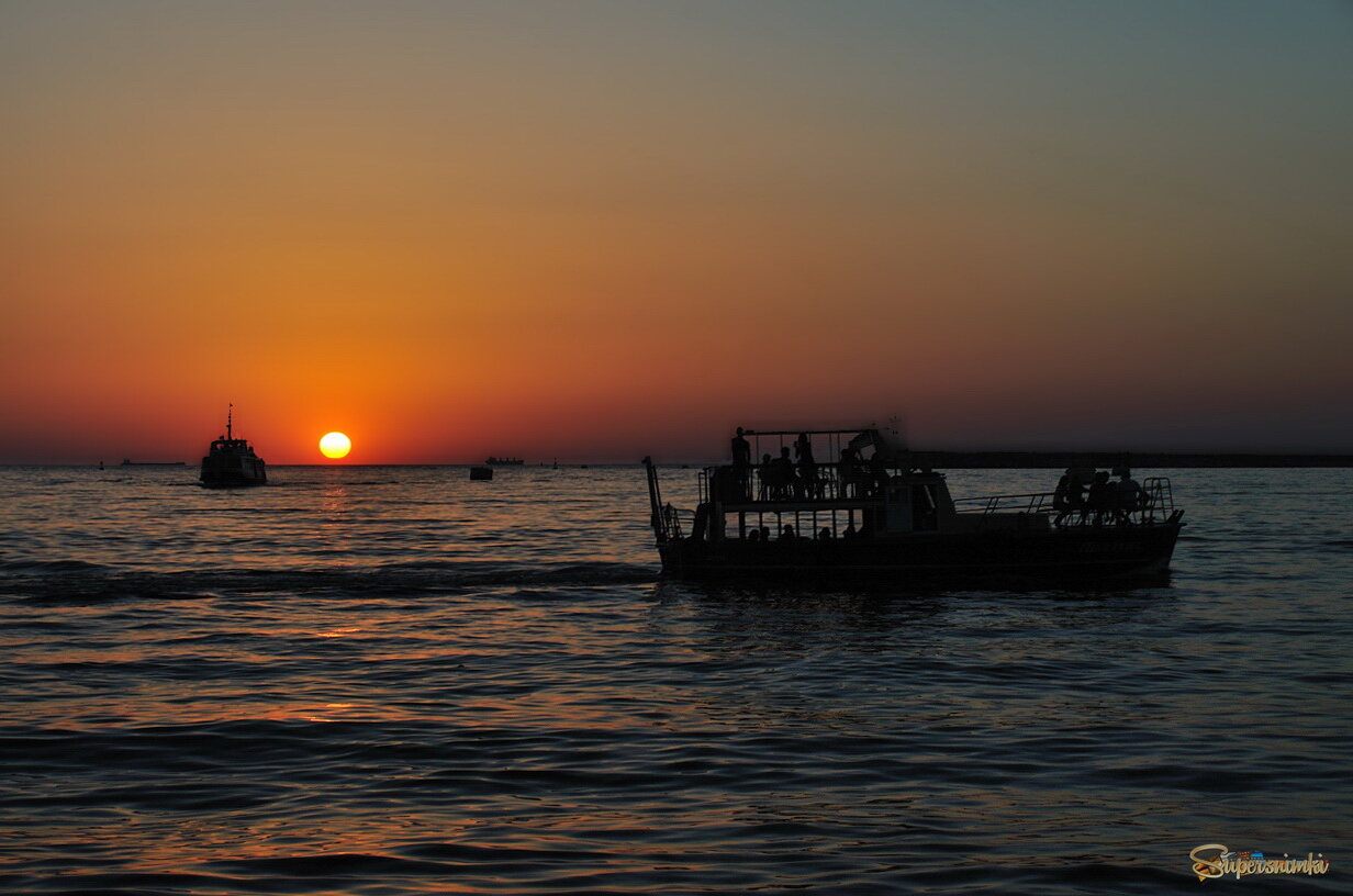 Закат на море...