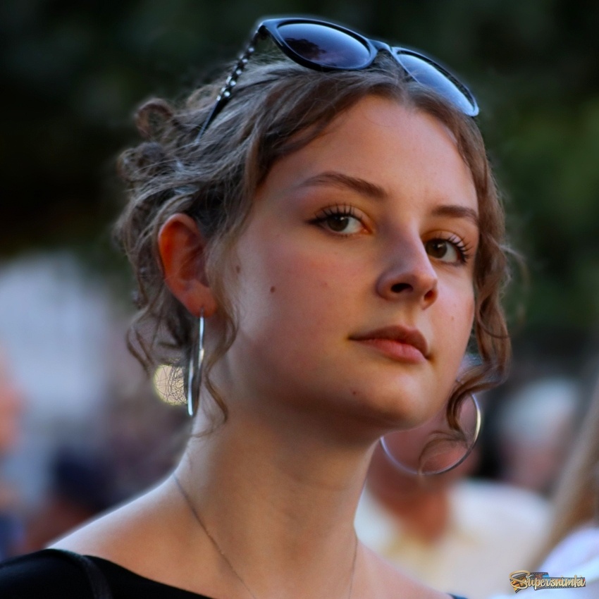 Она смотрела в объектив Внимательно, серьёзна